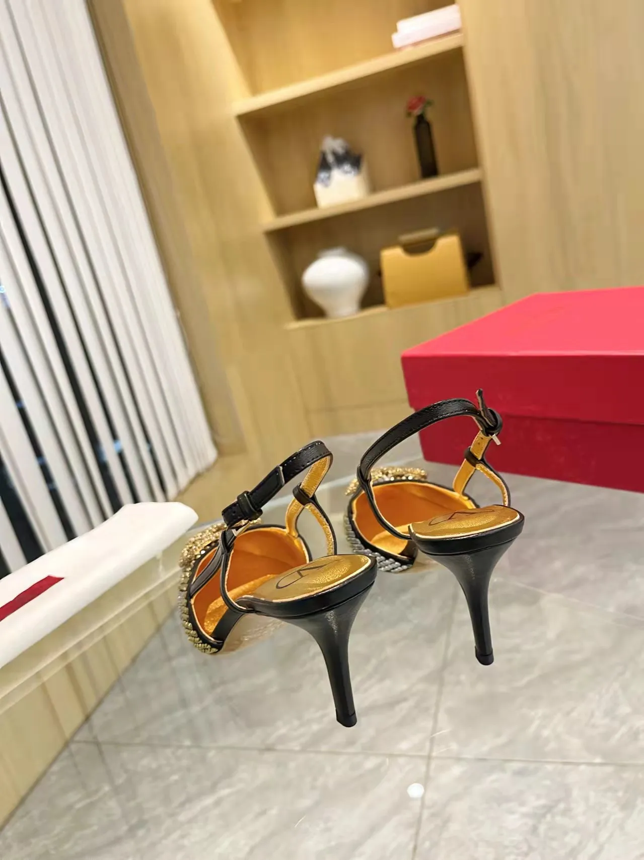 👟👟Ex-factory price 440👟👟 Genuine leather sole + 40 Kloesch diamond buckle Valentino.Valentino big v buckle single shoes ㊙️Latest series of counter genuine version with perfect details. Authentic products are made one to one. All details are consistent with genuine ones. The upper foot is very pedicure type. The key point is that it is very good and easy to control. It does not wear the feet and does not tire the feet. It is a walking artifact. The last shape is completely compared to the counter. The details are perfect. It is impossible to make such an exquisite product without the original version. Exclusive molded brass color. The highest version on the market. Fabric: imported sheepskin, lining and foot pads are all sheepskin. Color: 13 colors available. Sizes (34 to 42). Customized size 34 and 42. Non-returnable and non-exchangeable. Heel height: 7CM. Rubber sole. Genuine leather sole +40